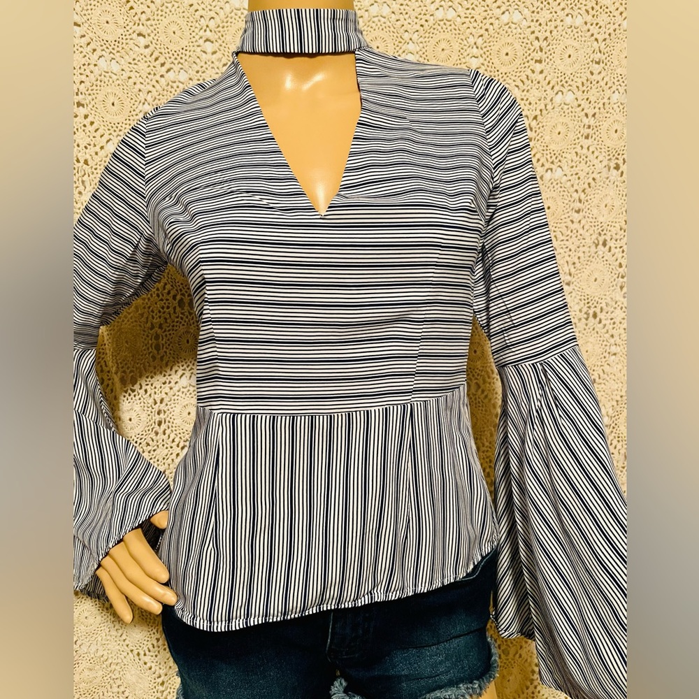 Form fitted flare sleeve top🤍💙✨